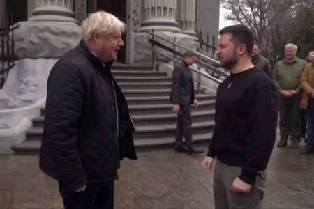 Boris Johnson trong chuyến thăm bất ngờ tới Ukraine để gặp Tổng thống Zelensky đã cam kết Anh ủng hộ ‘chừng nào còn cần thiết’