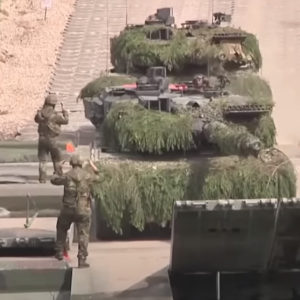 Đức cuối cùng cũng đồng ý gửi xe tăng Leopard 2 quan trọng tới Ukraine và cho phép các quốc gia khác làm như vậy sau áp lực quốc tế