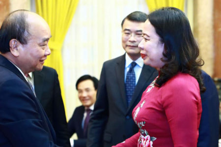 Hot! Vietnamese communist chief ripes off “golden card of immunity from death,” former State President’s wife in danger