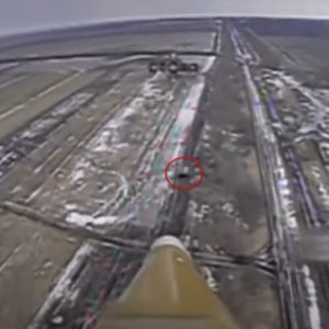 Video PoV đáng kinh ngạc cho thấy máy bay không người lái kamikaze của Ukraine đuổi theo xe tăng Nga khi những người lính hèn nhát của Putin cố gắng trốn thoát