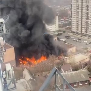 Video ấn tượng cho thấy trụ sở gián điệp FSB của Putin bị nhấn chìm trong lửa sau khi ‘vụ nổ đạn dược’ gần biên giới Ukraine