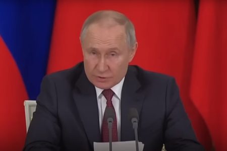 Vladimir Putin đưa ra phản ứng lạnh lùng đối với kế hoạch gửi đạn dược tới Ukraine của Anh với cảnh báo “xung đột hạt nhân”