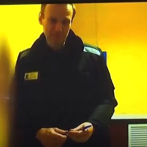 Kẻ thù của Putin, Navalny bị ‘Vlad đầu độc từ từ’ trong vụ ám sát đau đớn khi anh ta sụt hơn 7kg trong vài ngày và bị co giật