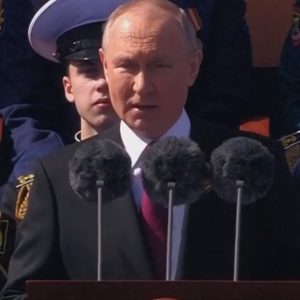 Putin hoảng loạn vội vã đọc bài phát biểu tại cuộc diễu hành Ngày Chiến thắng thất bại với một chiếc xe tăng WW2 rỉ sét