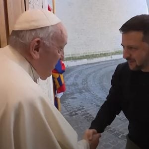 Tổng thống Ukraine Zelensky được Đức Thánh Cha Phanxicô chào đón sau khi bay đến Vatican