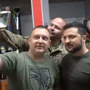 Селфи с солдатами. Зеленский нанёс визит на фронт в Донецке