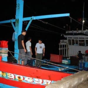 Chinese Coast Guard vessel attacks fishing boat of Quang Ngai fishermen in Paracels