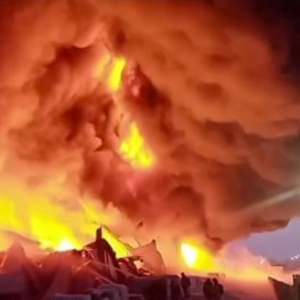 Склад ярко горит  Чудовищное облако дыма накрыло Санкт-Петербург