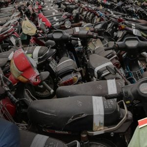 Báo Mỹ viết về Việt Nam siết kiểm tra nồng độ cồn, xe máy vi phạm chất đống