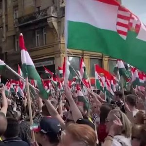 Десятки тысяч людей протестуют против Орбана в Будапеште