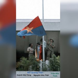 Bức ảnh lịch sử: Ai đã dẫn Bùi Quang Thận lên cắm cờ trên nóc Dinh Độc Lập ngày 30-4-1975?