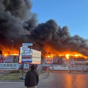 Marywinska shopping center in Poland caught fire, thousands of Vietnamese people lose their property!