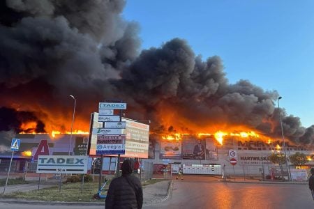 Trung tâm thương mại Marywinska tại Ba Lan bốc cháy, hàng nghìn người Việt bị mất tài sản!