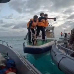 Tranh chấp ở Biển Đông: Cảnh sát biển Trung Quốc rút rìu, búa và dao rựa