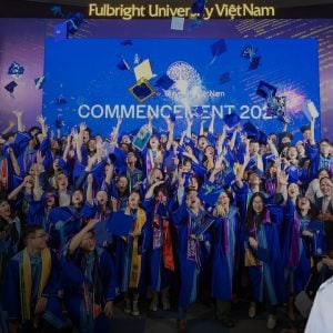 Tấn công vào trường Fulbright, được coi là tấn công vào mối quan hệ Việt – Mỹ.