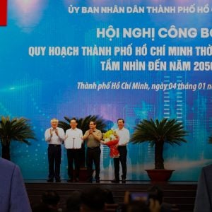 Phạm Minh Chính đã tiếp tay biến đất công thành sở hữu của VinGroup như thế nào?