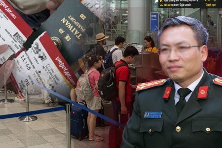 CÔNG AN XÉ VÉ MÁY BAY CỦA DU KHÁCH NƯỚC NGOÀI: ĐÌNH CHỈ CÔNG TÁC 