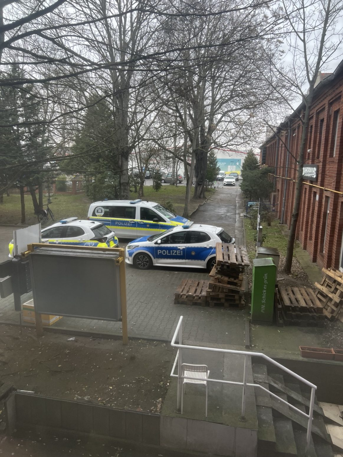 Canh gác: Xe cảnh sát túc trực trước văn phòng của ông Khoa.